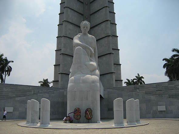 Attraits touristiques à Cuba : Jose Marti (héro national de Cuba) Memorial Monument on Revolution Square