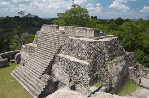 Attraits touristiques au Belize : Pyramide de Caana